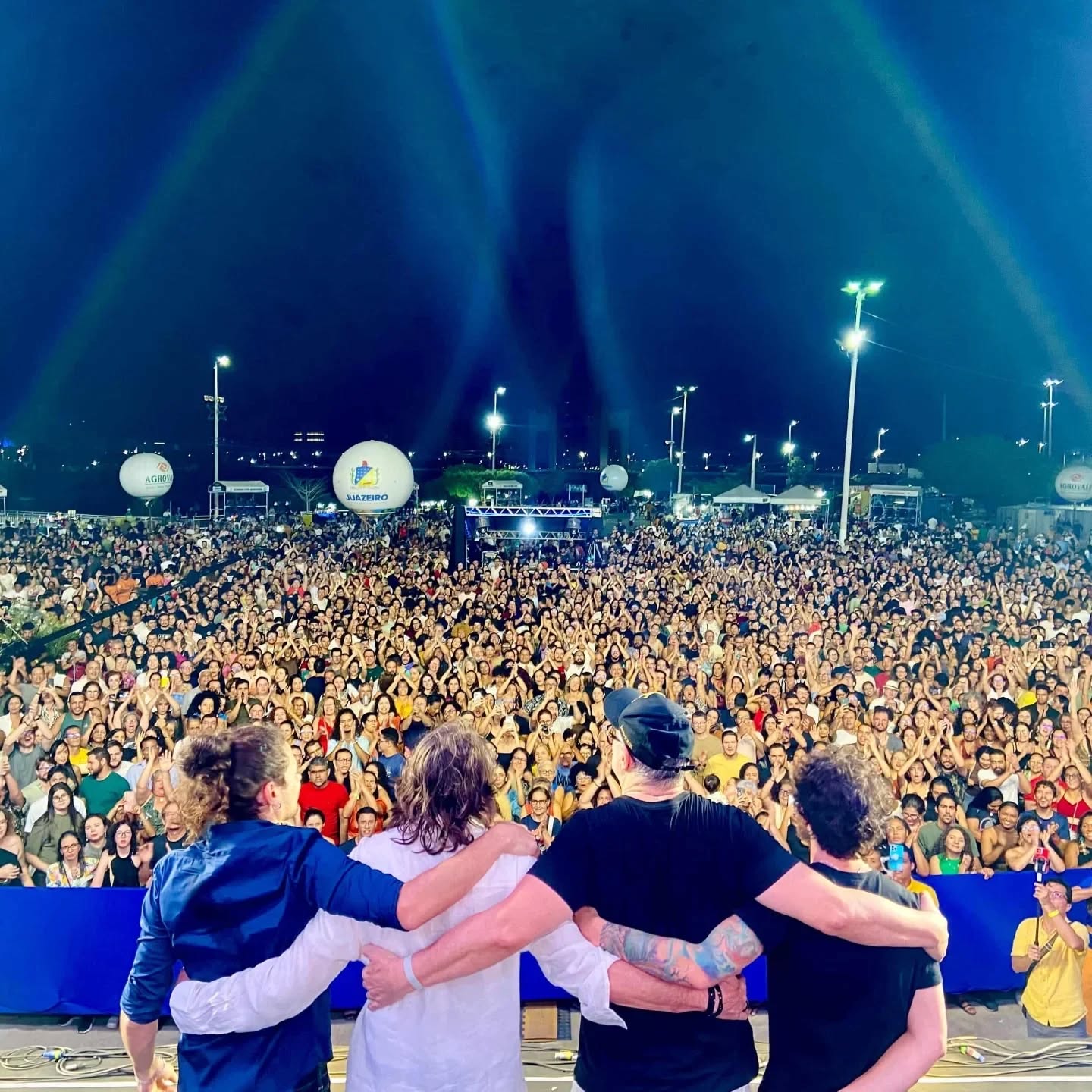 Lenine e banda com o público do Festival A Bossa! 2026